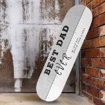 Skateboard Grey Rustic Meilleur papa Jamais Typographie Fête<br><div class="desc">Grey Rustic Meilleur Papa Jamais Typographie Patinage de la Fête des Pères. Typographie tendance sur un arrière - plan rustique gris. Ajoutez vos noms. Ce skateboard personnalisé moderne est un cadeau parfait pour un père le jour du Père,  l'anniversaire ou Noël et un doux souvenir.</div>