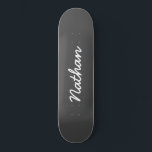 Skateboard Gris personnalisable<br><div class="desc">Skateboard personnalisable Gris. Un skateboard élégant, noir et tendance. Personnalisez avec un nom personnel. Faites un cadeau amusant pour vous-même ou un cadeau d'anniversaire pour quelqu'un que vous aimez.</div>