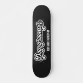 Skateboard Groomer de chien noir et blanc (Devant)