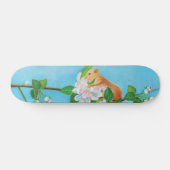 Skateboard Hazel Dormouse sur une branche fleurie (Horz)