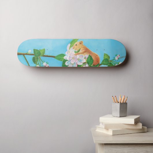 Skateboard Hazel Dormouse sur une branche fleurie (Art mural (Horz))