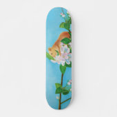 Skateboard Hazel Dormouse sur une branche fleurie (Devant)