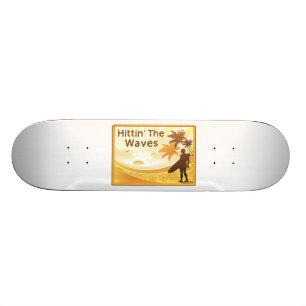 Skateboard Hittin le surfer de vagues sur la plage