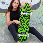 Skateboard Illusion optique Motif noir néon vert personnalisé<br><div class="desc">Neon Green Black Illusion optique Motif Custom Skateboard propose un motif abstrait en noir et vert créant une illusion optique. Offrez un cadeau sur mesure,  un skateboard personnalisé à votre skateboarder préféré pour Noël,  anniversaire ou votre BFF. Conçu par ©Evco Studio www.zazzle.com/store/evcostudio</div>
