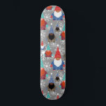 Skateboard Illustrations de flocon de neige Gnome Motif de No<br><div class="desc">Ce motif de Noël de Noël, mignon et festif, est le design parfait pour vous offrir, vos amis et votre famille. Il comprend trois gnomes multiraciaux avec des chandails nordiques et Fairisles de Noël, des casquettes, des gants et des bottes avec des flocons de neige blancs sur un arrière -...</div>