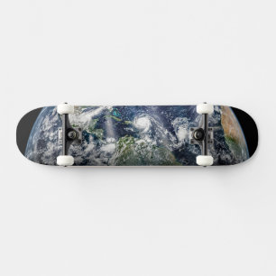 Skateboard Image Mosaïque De La Planète Terre Avec 3 Ouragans