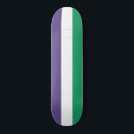 Skateboard Indicateur Suffragette<br><div class="desc">Ce dessin est orné du drapeau du mouvement des suffragettes, qui au 20ème siècle s'est battu pour le droit de vote aux élections publiques, connu sous le nom de suffrage des femmes. Le terme "suffragette" a été inventé pour la première fois pour minimiser le mouvement, mais les femmes impliquées ont...</div>
