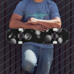 Skateboard Initiales en monogramme noir blanc galaxy<br><div class="desc">Une galaxie noire design,  arrière - plan décorée avec vos parties génitales monogrammes en motif. Lettres blanches. Pour lui et elle.</div>