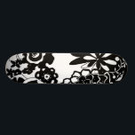 Skateboard Jardin floral noir et blanc Motif graphique<br><div class="desc">Un motif graphique qui présente une scène de jardin floral noir et blanc,  créé par Chariklia Zarris. Même avec seulement deux couleurs,  le tableau est presque écrasant dans sa beauté. Offrez-vous le cadeau d'une exquise exposition florale en achetant cette impression dès aujourd'hui!</div>