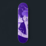 Skateboard Jeune Couple L'Embrasse Et Son Romantique Violet<br><div class="desc">Ce skateboard amusant avec une illustration de deux baisers ferait un cadeau merveilleux pour quelqu'un,  qui est dans le skateboard!</div>