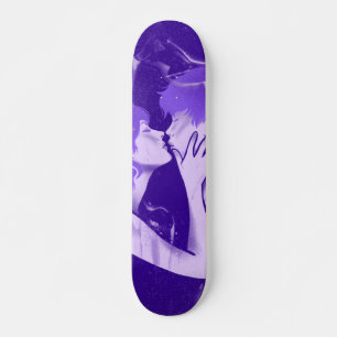 Skateboard Jeune Couple L'Embrasse Et Son Romantique Violet