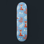 Skateboard Joli hiver Orange Fox Mountains Motif feuille<br><div class="desc">Ce motif mignon et moderne est parfait pour l'amoureux des animaux. Il présente des illustrations d'un adorable renard, de feuille et de montagnes enneigées, motif d'hiver sur un arrière - plan bleu ciel, en orange brûlé, blanc, crème et rouge brique. C'est unique, tendance, ludique et amusant ! ***REMARQUE IMPORTANTE DE...</div>