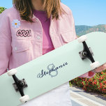 Skateboard Joli Vert Clair Élégant Simple Mignonne Monogramme<br><div class="desc">Ce joli pont est un doux vert pastel,  un cadre chic à un monogramme formé de votre initiale et de votre nom. Avec une élégance rafraîchissante,  ce skateboard fait un joli cadeau personnalisé et un accessoire amusant pour compléter votre style.</div>