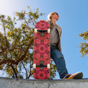 Skateboard Kaleidoscope Écarlate Embrassé par la Pluie