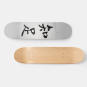 Skateboard Kanjis chinos en medio de fondo gris (Horz)