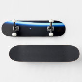 Skateboard La fine ligne de l'atmosphère terrestre et une lun (Horz)