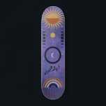 Skateboard La jeune fille arc-en-ciel étoilée et mauve urbain<br><div class="desc">Conception de poutres violettes urbaines pour ceux qui aiment monter à leur bord et toucher le trottoir,  trottoir ou les demi-tuyaux. Thème céleste avec lunes,  soleil arc-en-ciel et étoiles. La première monogramme ajoute une touche personnelle à ce tableau de bord.</div>