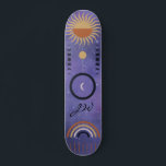 Skateboard La jeune fille arc-en-ciel étoilée et mauve urbain<br><div class="desc">Conception de poutres violettes urbaines pour ceux qui aiment monter à leur bord et toucher le trottoir,  trottoir ou les demi-tuyaux. Thème céleste avec lunes,  soleil arc-en-ciel et étoiles. La première monogramme ajoute une touche personnelle à ce tableau de bord.</div>