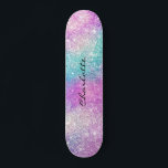 Skateboard La nébuleuse arc-en-ciel moderne scintille le nom<br><div class="desc">La nébuleuse arc-en-ciel moderne scintille le nom de la parties scintillant girly skateboard dans les couleurs violettes,  roses,  bleues.</div>
