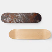 Skateboard La neige a couvert des branches d'arbre contre le (Horz)