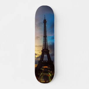 Skateboard La nuit au-dessus de la tour Eiffel du Trocadéro