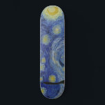 Skateboard La Nuit étoilée (Vincent van Gogh) (Art célèbre)<br><div class="desc">Ce dessin présente une célèbre peinture du peintre post-impressionniste néerlandais Vincent van Gogh (1853-1890). Il représente la vue depuis la fenêtre orientée à l'est de sa chambre d'asile à Saint-Rémy-de-Provence, juste avant le lever du soleil ; van Gogh y ajoute également un village imaginaire. "La Nuit étoilée" est l'un des...</div>
