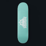 Skateboard Lake House Nom de famille Vacances d'été<br><div class="desc">Lake House Nom de famille design. Parfait pour les vacances d'été sur le lac. Les produits correspondants se trouvent dans la collection Summer On Lake. Vous êtes invités à visiter mes magasins pour des produits plus beaux.</div>