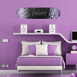 Skateboard Lavande violette noire nom de poussière de parties<br><div class="desc">Un arrière - plan noir. Personnalisez et ajoutez votre nom.  Décoré de poussière de parties scintillant violette,  couleur lavande. Le nom est écrit avec un script de style moderne écrit à la main.</div>