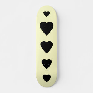 Skateboard Le design de coeur amoureux noir et crème.