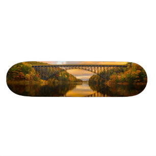 Skateboard Le Roi français Bridge dans l'automne
