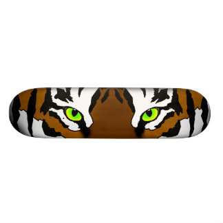 Skateboard Le tigre observe la planche à roulettes