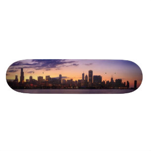 Skateboard Les ensembles du soleil au-dessus de l'horizon de