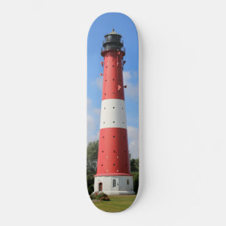 Skateboard Leuchtturm auf Insel Pellworm im Sommer