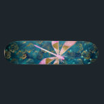 Skateboard Libellule rose d'or sur l'arrière - plan floral de<br><div class="desc">Rose - libellule rose d'or sur l'arrière - plan floral de nature de turquoise. L'arrière - plan bleu d'Aqua contient les fleurs roses et les pétales de feuille d'or girly dans le motif.</div>
