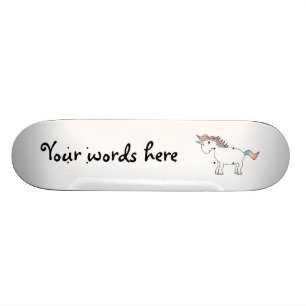 Skateboard Licorne blanche mignonne d'arc-en-ciel