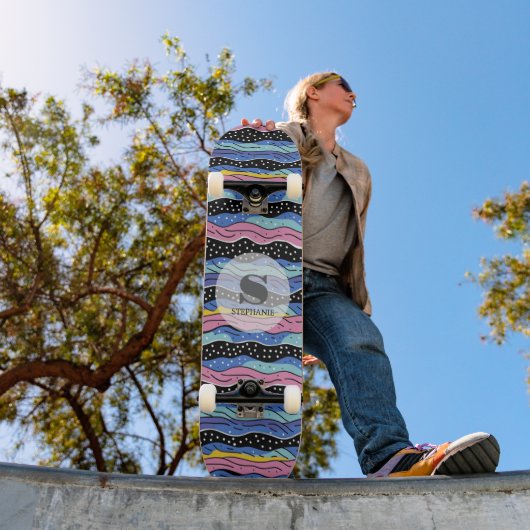 Skateboard Lignes Abstraites vives avec Pois (Extérieur 1)