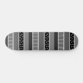 Skateboard Lignes noires et blanches et Pointe Polka Abstrait (Horz)