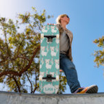 Skateboard Llama Motif sur l'Arrière - plan Turquoise<br><div class="desc">Cute Llama Lover Skateboard prêt pour vous à personnaliser. 🥇 UN DESIGN ORIGINAL DE DROITS D'AUTEUR DE Donna Siegrist SEULEMENT DISPONIBLE SUR ZAZZLE! REMARQUE : SEULEMENT CHANGER LES ZONES MODÈLES NÉCESSAIRES! 😀 Si nécessaire, vous pouvez supprimer le texte et commencer à ajouter le texte et la police que vous voulez....</div>
