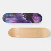 Skateboard Loup gris hurlant dans la forêt (Horz)