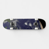 Skateboard L'Ouragan Irene Traverse Les Bahamas. (Horz)