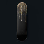 Skateboard Luxe Chic Black Gold Fringe Parties scintillant ét<br><div class="desc">Cette impression glamour et de luxe est le design parfait pour la femme élégante et branchée. Il est doté d'un rideau de frange de parties scintillant en or brillant avec une typographie de parties scintillant fausse sur le dessus d'un arrière - plan noir simple. C'est un design élégant, chic, branché...</div>