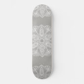 Skateboard Mandala blanc exotique sur Arrière - plan gris (Recto)