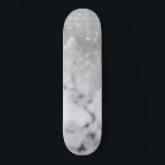 Skateboard Marbre blanc Ombre de Parties scintillant argenté<br><div class="desc">Ce design chic et glamour est parfait pour une femme branchée et élégante. Il représente un faux séquin de parties scintillant brillant et blanc avec un gradient sombre en pierre de marbre noir motif sombre. C'est moderne, jeune fille, jolie et cool.***CONCEPTION IMPORTANTE NOTE : Pour toute demande de conception personnalisée,...</div>