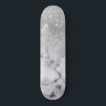 Skateboard Marbre blanc Ombre de Parties scintillant argenté<br><div class="desc">Ce design chic et glamour est parfait pour une femme branchée et élégante. Il représente un faux séquin de parties scintillant brillant et blanc avec un gradient sombre en pierre de marbre noir motif sombre. C'est moderne, jeune fille, jolie et cool.***CONCEPTION IMPORTANTE NOTE : Pour toute demande de conception personnalisée,...</div>