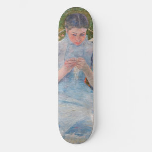 Skateboard Mary Cassatt - Jeune fille cousant dans un jardin