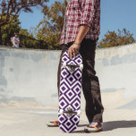 Skateboard Meandre violet et blanc<br><div class="desc">Ce motif rouge violet et blanc, aux lignes audacieuses, géométriques et royales, est une décoration originale. Les diamants mauves aux bordures blanches sont entourés de méandres royaux violets qui les entourent. Des zigzags blancs séparent les chemins sinueux pourpres et les diamants décalés. numériquement créé une image. Copyright © 2013 Claire...</div>