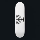 Skateboard Menorah juive (symbole du judaïsme)<br><div class="desc">Ce dessin illustre une menorah, utilisée par les Juifs pour célébrer les huit jours fériés d'Hanoukka. La menorah est un chandelier à neuf branches qui est allumé pendant Hanoukka. Huit des neuf branches ont des lumières (bougies ou lampes à huile) qui symbolisent les huit nuits du jour férié ; chaque...</div>