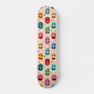Skateboard met kleurrijke gezichten