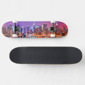 Skateboard Midtown Manhattan la nuit avec l'empire Stae (Horz)