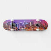 Skateboard Midtown Manhattan la nuit avec l'empire Stae (Horz)